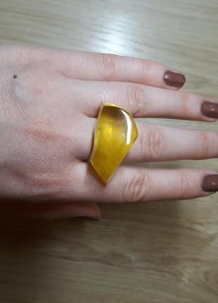 Эксклюзивное кольцо из цельного натурального янтаря.3 фото