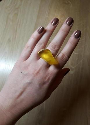 Эксклюзивное кольцо из цельного натурального янтаря.1 фото