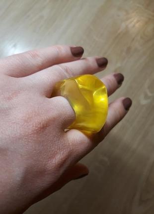 Эксклюзивное кольцо из цельного натурального янтаря.2 фото