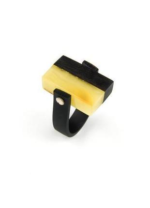Каучуковое кольцо с натуральным янтарем идеревом эбен.3 фото