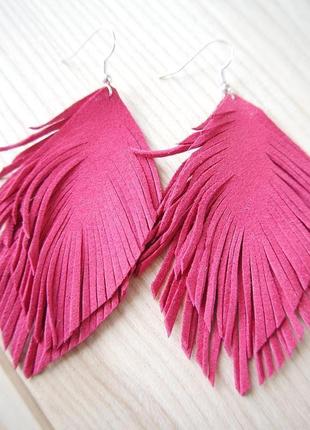Большие двойные серьги перья из розовой кожи минималистические серьги подвески посеребренный крючок1 фото