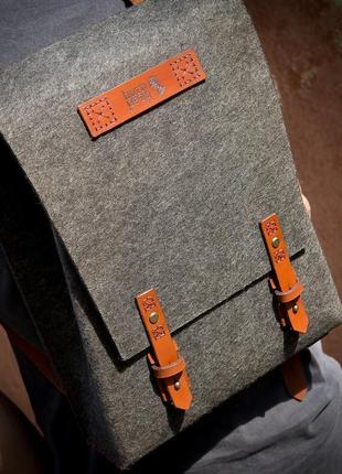 Рюкзак фетровый с кожаными ремнями ручной работы
