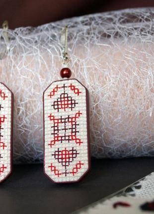 Сережки "українські традиції" в бордових тонах з полімерної глини в техніці "імітація вишивки"2 фото