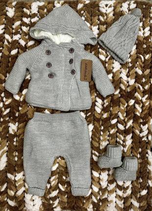 Демисезонный комплект на выписку для новорожденного белый плед и костюм с шапочкой и пинетками