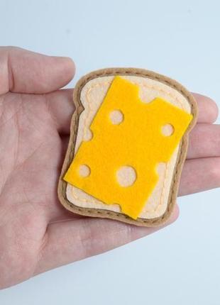 Брошь из фетра тост с сыром, брошь с булавкой, милый подарок, украшение бутерброд4 фото