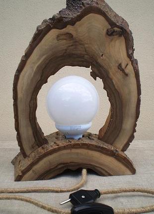 Деревянный led настольный светильник из ореха