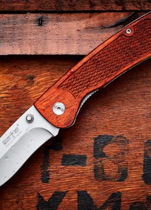 Нож складной  классического дизайна, с деревянной и шершавой текстурой рукояткой, устойчив к загрязнению