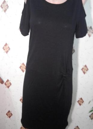 Облегающее платье с перекрученным передом  и  открытыми плечами1 фото