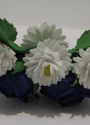 Віночок з синіми трояндами і білими маргаритками2 фото