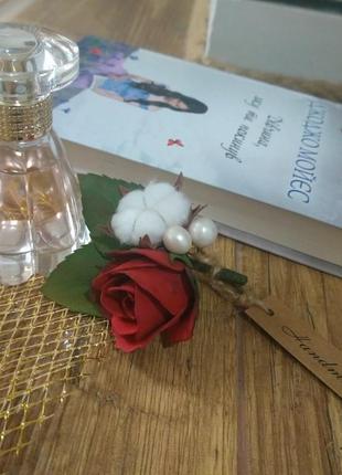 Брошка з трояндою