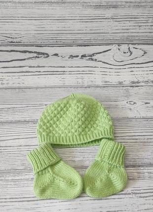 Вязаный набор шапочка и пинетки для новорожденных3 фото