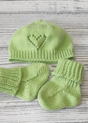 Вязаный набор шапочка и пинетки для новорожденных2 фото