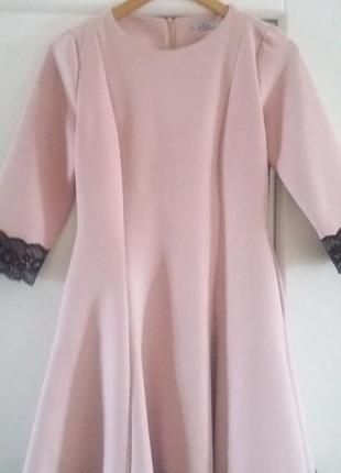 Платье миди короткое мини розовое цвета пудры с отделкой из черного гипюра  бренд la furia.1 фото