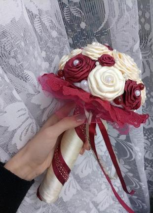 Букет нареченої з великими трояндами з атласної стрічки
