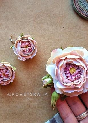 Комплект - серьги и зажим-брошь с английской розай нежными цветами