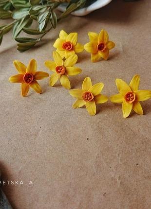 Сережки-гвоздики з квітами нарциса з полімерної глини2 фото
