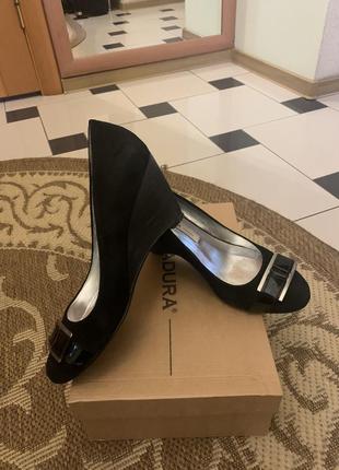 Замшеві туфлі на танкетці з пряжкою