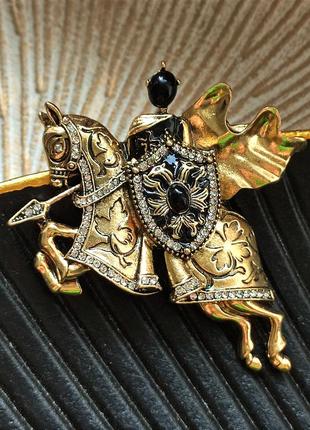 Брошь в стиле коллекции "reconquista" невероятной nobuko ishikawa., рыцарь, всадник, воин, лошадь