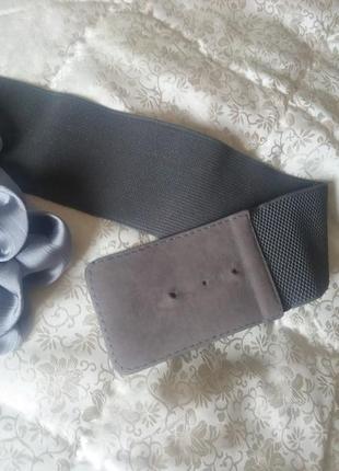 Декоративный растягивающийся пояс ремень ремінь серого цвета с цветами из ткани.3 фото