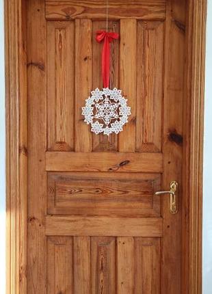 Новогодний венок из снежинок, новогодний декор на дверь2 фото
