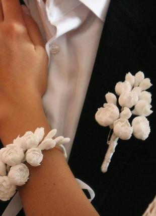 Білий весільний комплект бутоньєрка для нареченого і браслет нареченої "півонії"1 фото