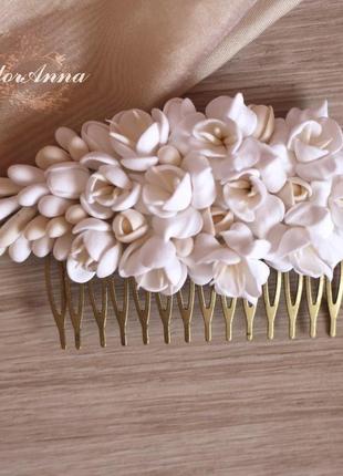 Свадебный гребень для волос с цветами "бело-бежевые фрезии"1 фото