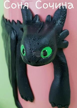 Чашка черный дракон беззубик ручной работы на цветной кружке8 фото