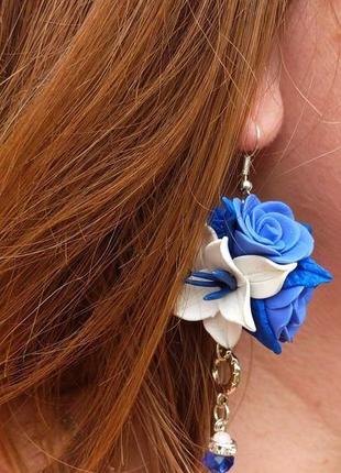 Комплект сережки і прикраса на одяг,"блакитні троянди"1 фото