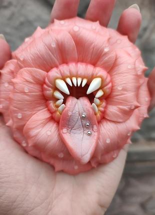 Хищный розовый цветок, брошь и кулон 2 в 15 фото