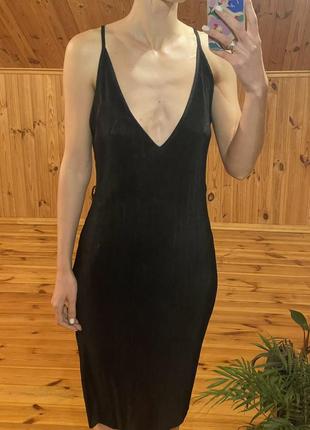 Чорна сукня міді з глибоким декольте