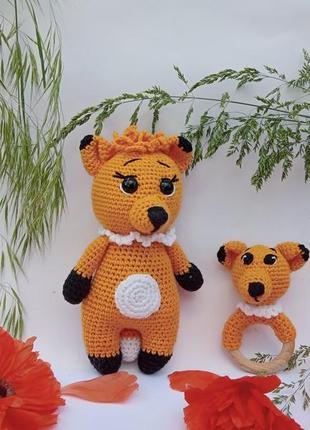 Набір в'язаних іграшки та брязкальця-грызунка новонародженим на подарунок лисеня оранженый з еко пряжі10 фото