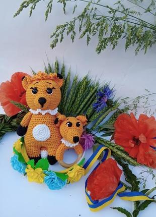 Набір в'язаних іграшки та брязкальця-грызунка новонародженим на подарунок лисеня оранженый з еко пряжі9 фото