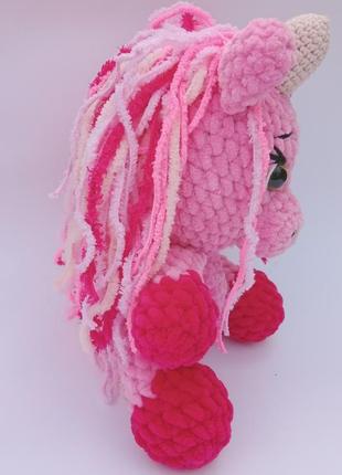 Мягкая вязанная плюшевая игрушка цветная единорожка на подарок девочке4 фото