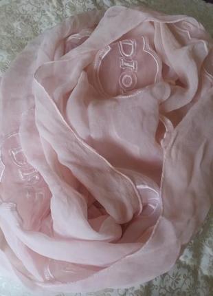 Шелковый светло-розовый шарф dior.