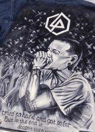 Джинсова куртка з розписом "linkin park, chester bennington"