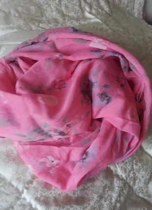 Розовый легкий шарф с цветами.1 фото