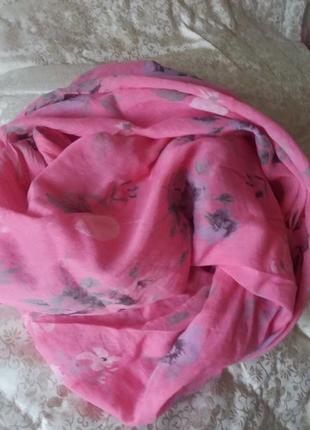 Розовый легкий шарф с цветами.3 фото