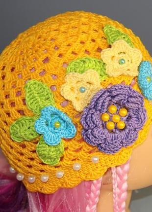 Жіноча шапочка літня з квітами і намистинками