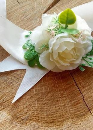 Весільна молочна бутоньєрка, бутоньєрки на руку, бутоньєрка з білими квітами, бутоньєрка з трояндами