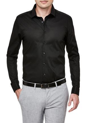 Черная рубашка в формовом стиле