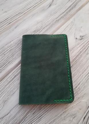 Зелёная обложка на паспорт из натуральной кожи crazy horse, ручной работы.1 фото