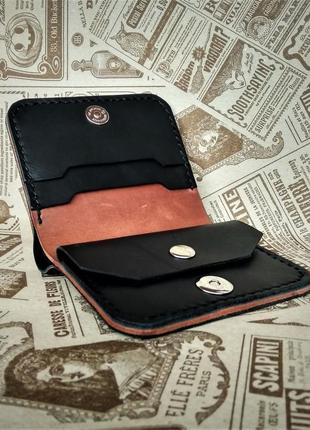 Невеликий гаманець з комбінацією шкіри чорного і коньячного кольору.