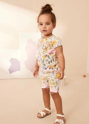 Комплект футболки и велосипедные шорты.