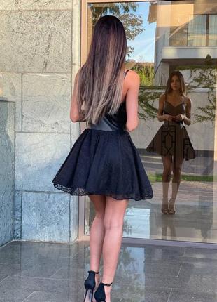 Бомбезное летнее платье с кожаным лифом и пышной юбкой3 фото