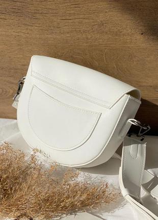 Полукруглая сумка клатч на ремне белого цвета3 фото