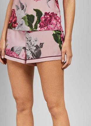 Шорты ted baker palace

gardens 2024 50-52 розмір