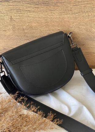 Полукруглая сумка клатч на ремне черного цвета3 фото