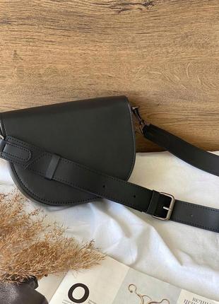 Полукруглая сумка клатч на ремне черного цвета4 фото