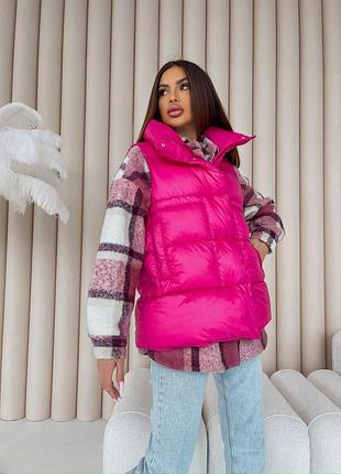 Жіноча демісезонна жилетка на пуху