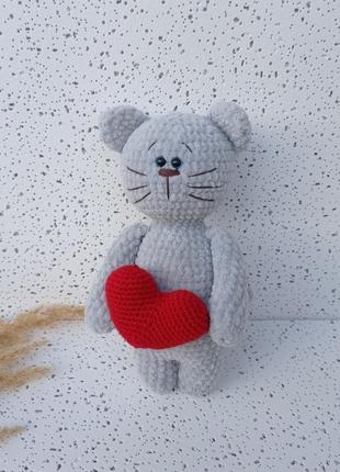 Плюшевий котик з сердечком. подарунок на 14 лютого. м'яка в'язана іграшка.
